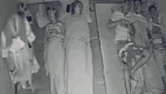 UZNEMIRUJUĆI VIDEO Spavali su, ali ona je počela čudno da se ponaša i da ga juri po krevetu! (VIDEO)