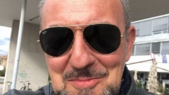 HAUBA MI JE DUGO BILA U ZNAKU NJENIH ŠTIKLI Pevač i Ana Mihajlovski su imali zabranjenu ljubav, nije mogao da pomogne sebi, a evo koga je oženio nakon tri meseca