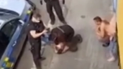 ČEŠKI FLOJD Rom umro nakon što ga je kolenom davio policajac!