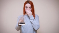 Kosa vam intezivno opada? Ovo su mogući uzroci i evo kako da rešite ovaj problem