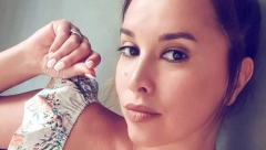 INTERNET PONOVO GORI OD NJENIH FOTOGRAFIJA! Nives Celzijus u minijaturnom bikiniju, na terasi pokazala čime raspolaže!
