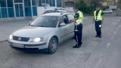 DVOJICA BORANA OBORILA REKORD VOZEĆI ''POD GASOM'' Saobraćajna policija ih kaznila - naduvali preko 3 promila!