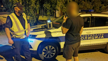 PIJANI, DROGIRANI I BEZ DOZVOLE DIVLJALI ULICAMA BEOGRADA Policija isključila iz saobraćaja dvojicu vozača