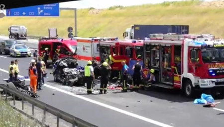 PRVE FOTOGRAFIJE TRAGEDIJE U NEMAČKOJ Poginula četvorica Srba, auto potpuno smrvljen od siline udara (FOTO)
