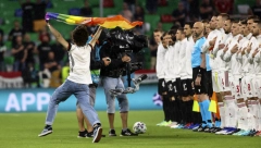 INCIDENT U NEMAČKOJ! Upao na teren sa LGBT zastavom, provocirao Mađare tokom intoniranja himne