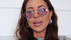 ČUDNA POZA Zorani kuca sela na macu (FOTO)