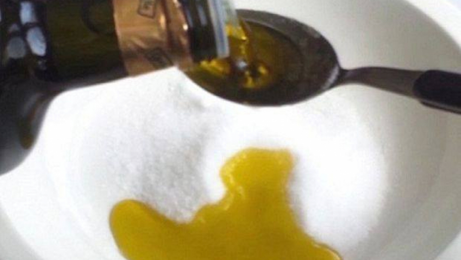 Ako pomešate malo soli i maslinovog ulja, nećete osećati bol narednih 5 godina!