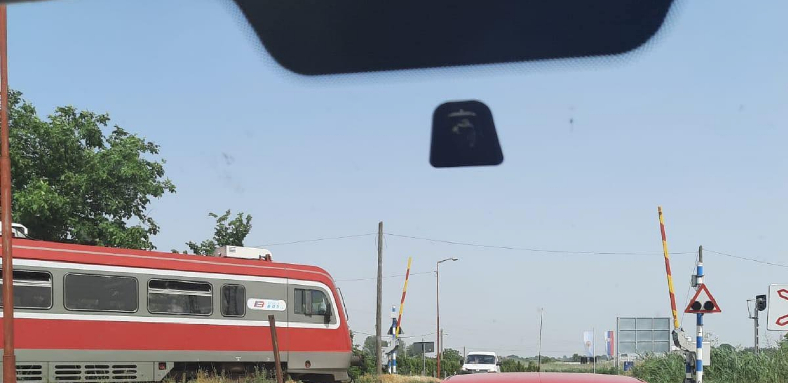 KRIVIČNA PRIJAVA PROTIV VOZAČA KOJEG JE UDARIO VOZ Upravljao je vozilom pijan! Tužilaštvo pokreće postupak