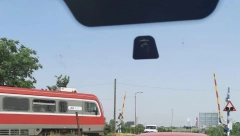 SKANDALOZNI PROPUST NA PRUŽNOM PRELAZU U SUBOTICI: Voz prošao ispred vozača iako je rampa bila podignuta (FOTO/VIDEO)
