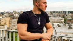 KRIMI FAZON I ULOGA U "JUŽNOM VETRU"! Poznati pevač neprepoznatljiv, prozivaju ga da konačno liči na muško od kako se pošišao (FOTO)