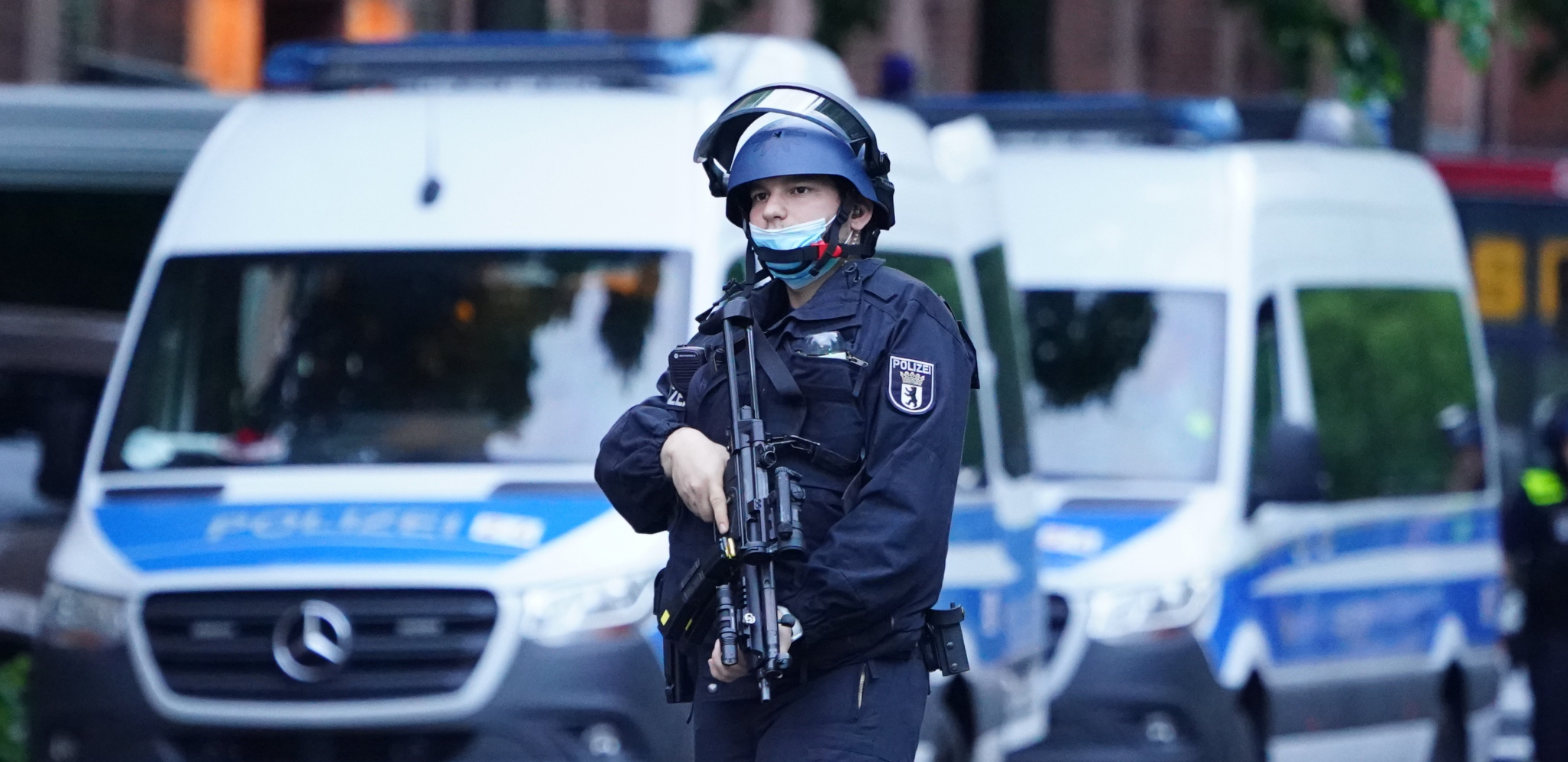 NAORUŽANI UPALI U SALU ZA KONFERENCIJE! Nemačka policija blokirala deo Berlina, u toku velika akcija!
