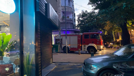 LJUDI IZLAZE NA KROV JER NEMAJU GDE Gori kladionica na Terazijama, dim kulja na sve strane (VIDEO)