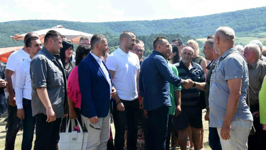 MINISTAR VULIN U POSETI BUKOVCU Nema pritiska koji će naterati Srbiju da se odrekne svoje Republike Srpske