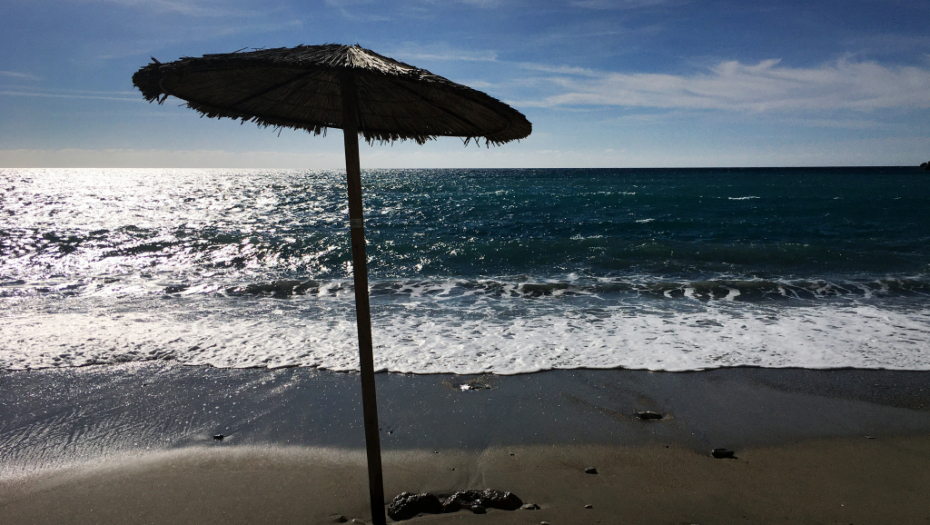 PUNO KOŠTA Cena suncobrana u Čanju jednaka ceni pansiona, vlasnici kafića ozbiljno preterali