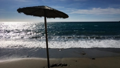 PUNO KOŠTA Cena suncobrana u Čanju jednaka ceni pansiona, vlasnici kafića ozbiljno preterali