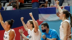 NEKA OVAKO BUDE I VEČERAS! Srpska košarkašica pogađa sa pola terena pred finale (VIDEO)