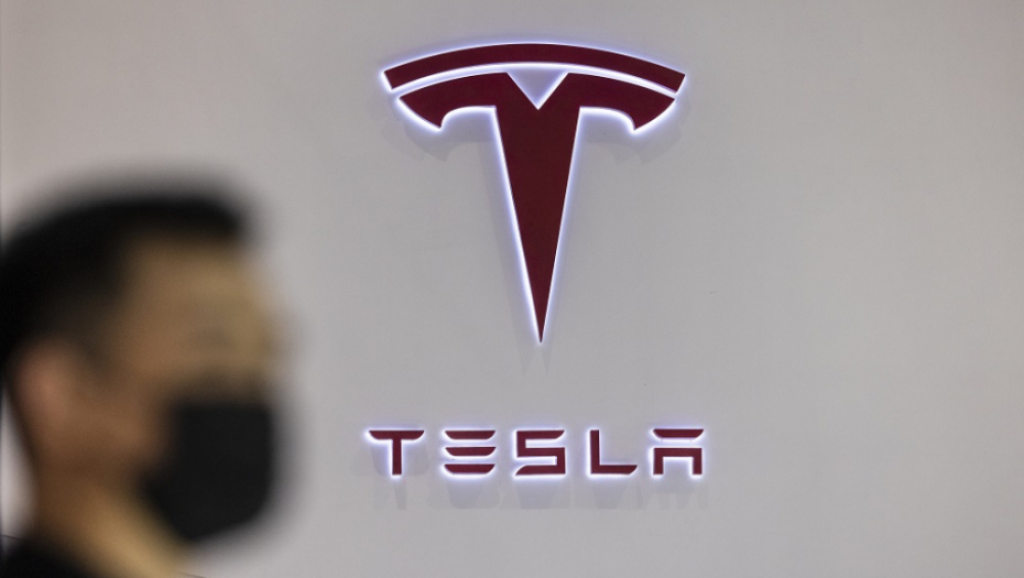 TESLA POVLAČI AUTOMOBILE: Rizik u ekstremnim situacijama