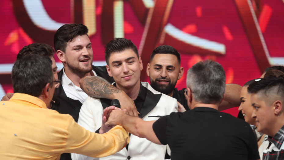 SPEKTAKL ZA PAMĆENJE! Pobednik Zvezda Granda završio na podu, finalisti mu se pridružili, on od uzbuđenja jedva završio pesmu (VIDEO)