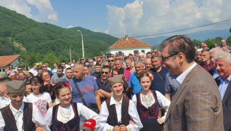 Vučić posetio selo Buče: Predsednika dočekala prava gozba u porodici Ljajić, a ono što im je rekao će zauvek pamtiti (FOTO)