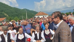 Vučić posetio selo Buče: Predsednika dočekala prava gozba u porodici Ljajić, a ono što im je rekao će zauvek pamtiti (FOTO)