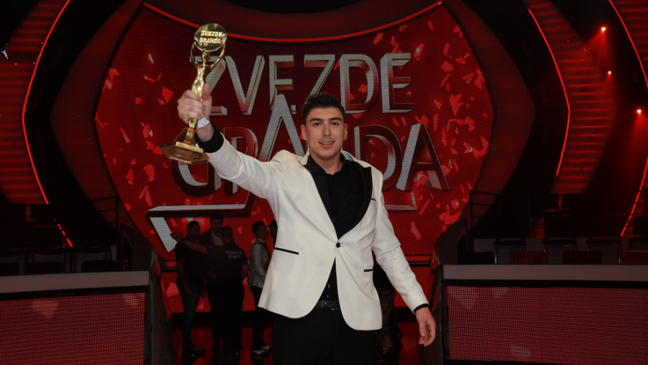 OVAJ TROFEJ JE ZA NJU Mahir Mulalić pobedu u "Zvezdama Granda" posvetio preminuloj majci