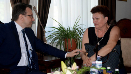 ALBANCI ME KAMENUJU I LEPE SLIKE ZAKLANIH ŽENA NA VRATIMA STANA Petković obišao Dragicu Gašić - prvu Srpkinju povratnicu u Đakovici (FOTO)