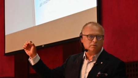 VESIĆ POBESNEO I STAO NA STRANU NARODA Odakle vam pravo da to tražite ljudima?!