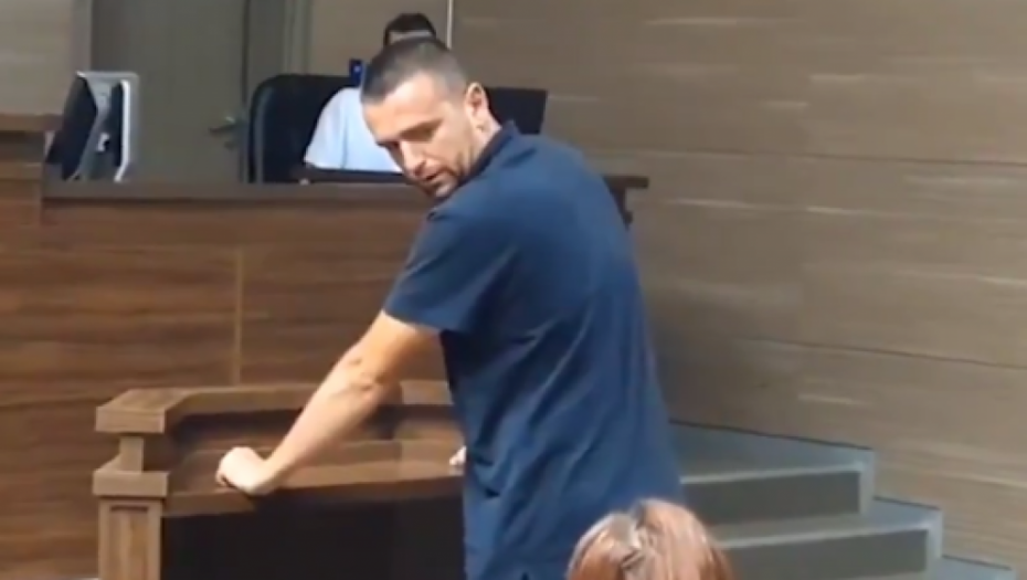 KRIVOKAPIĆ NI PRSTOM DA MRDNE Risto Jovanović trune u kazamatu lažne države!