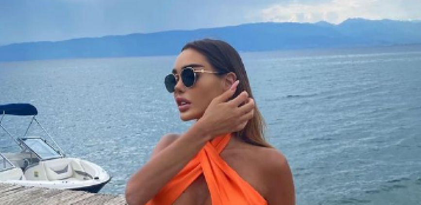 SVE PRŠTI OD DODIRA, ANA KORAĆ NIKAD VRELIJA U KREVETU S kim se to mazi popularna starleta? (VIDEO)