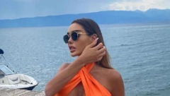 SVE PRŠTI OD DODIRA, ANA KORAĆ NIKAD VRELIJA U KREVETU S kim se to mazi popularna starleta? (VIDEO)