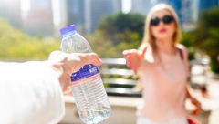 KADA JE OPASNO PITI FLAŠIRANU VODU? Obratite pažnju u prodavnici, u ovom slučaju plastika ispušta otrove