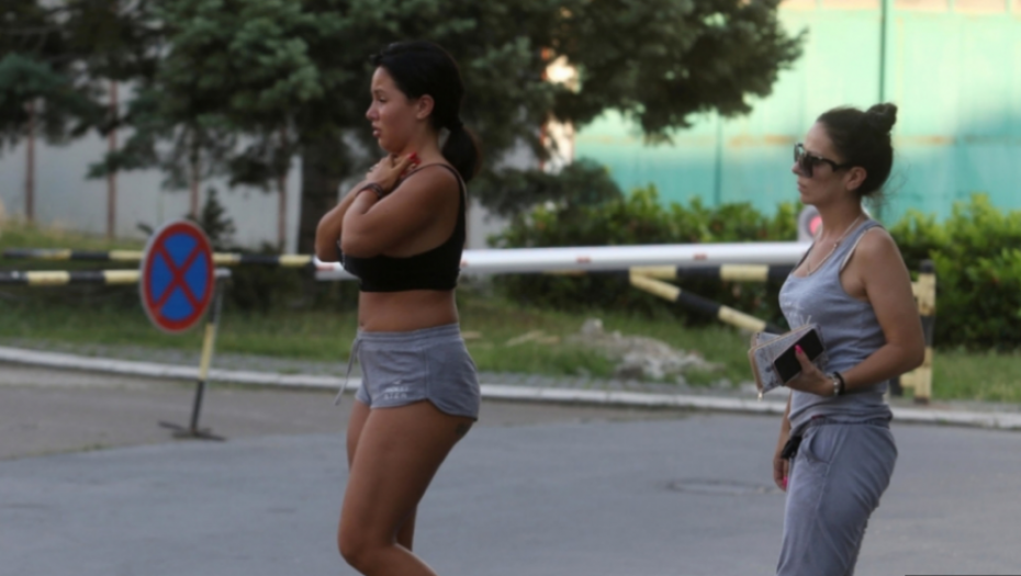 PRETUKAO JE KRVNIČKI NA ULICI, A SADA BEŽI OD ZAKONA: Aleksandra Subotić se pojavila na sudu sa Čabarkapom, a potom joj se SLOŠILO!