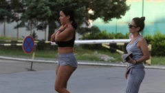PRETUKAO JE KRVNIČKI NA ULICI, A SADA BEŽI OD ZAKONA: Aleksandra Subotić se pojavila na sudu sa Čabarkapom, a potom joj se SLOŠILO!
