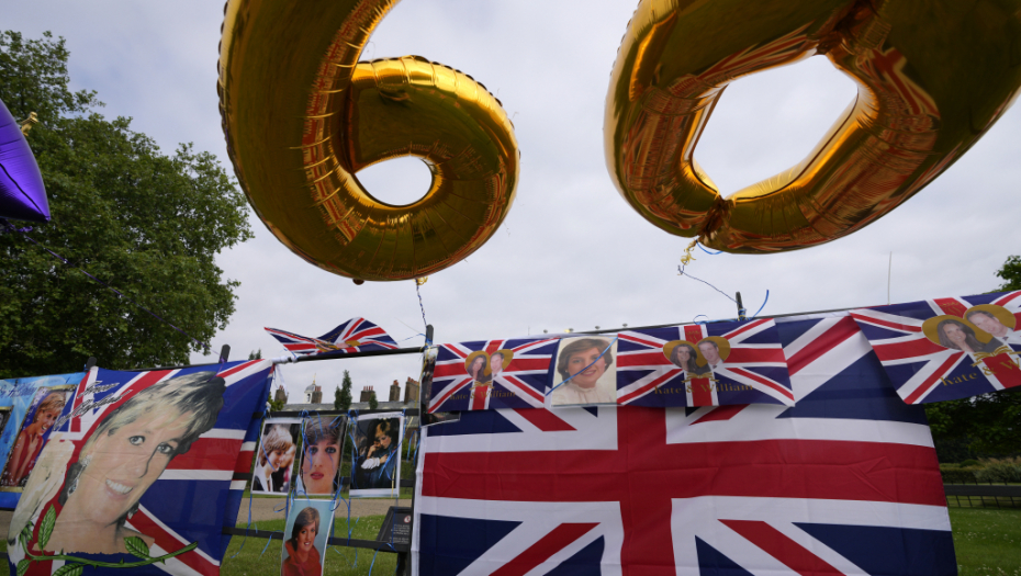 BRITANIJA DANAS OBELEŽAVA 60.ROĐENDAN PRINCEZE DAJANE Njena statua krasiće Kensingtonsku palatu, sinovi među prvima na licu mesta (FOTO)