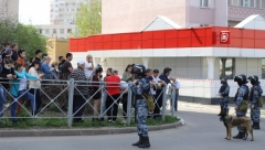 PUCNJAVA U RUSIJI Napadač upao u školu i upucao učiteljicu i dvoje dece