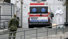 SUDAR TRI AUTOMOBILA U ZEMUNU Policijsko vozilo potpuno smrskano, povređeni policajci hitno prevezeni u bolnicu