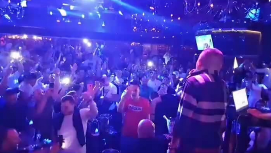 BAJA MALI KNINDŽA POKORIO BEOGRAD Pun splav jedva izdržao, publika u transu pevala sa živom legendom (FOTO)