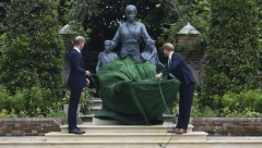 PRINCEZA DAJANA POMIRILA SINOVE Nasmejani Vilijam i Hari otkrili spomenik majci (FOTO)