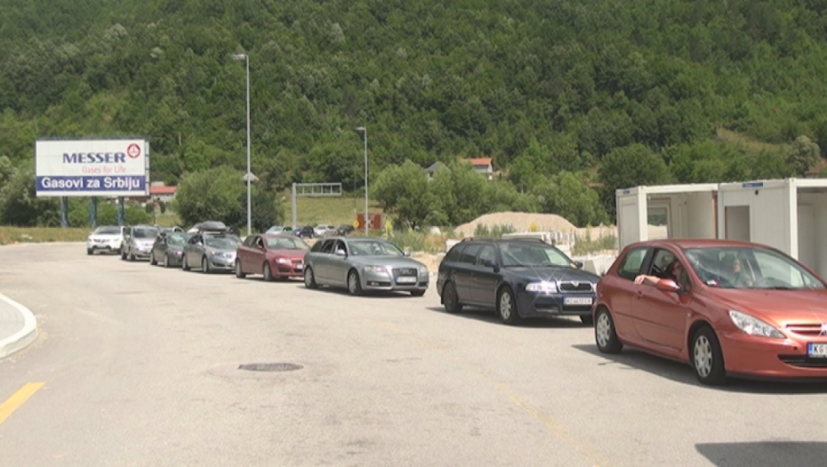 ZA 24 SATA 13.000 PUTNIKA IZ SRBIJE PREŠLO U CRNU GORU: Opšta navala na crnogorsko primorje, čeka se više od 1 sata (FOTO/VIDEO)