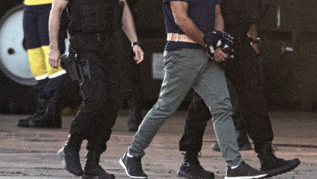 MASKIRAN SA NOŽEM U RUKAMA NAPAO RADNICU MENJAČNICE Uhapšen maloletni razbojnik u Smederevskoj Palanci