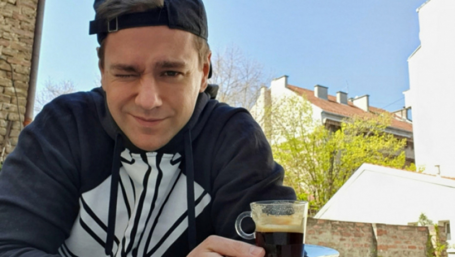 ŽURKA ZA PAMĆENJE Luca Raco uživa na bazenu uz koktele i ovu koleginicu, vreo ples nije izostao (FOTO)