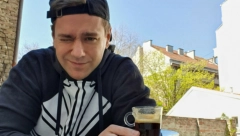ŽURKA ZA PAMĆENJE Luca Raco uživa na bazenu uz koktele i ovu koleginicu, vreo ples nije izostao (FOTO)