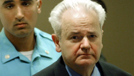 SLOBA U HAGU PLAKAO ZBOG KASETA Miloševiću su nudili 100 miliona dolara da se skloni i da bude bankar negde u Americi!