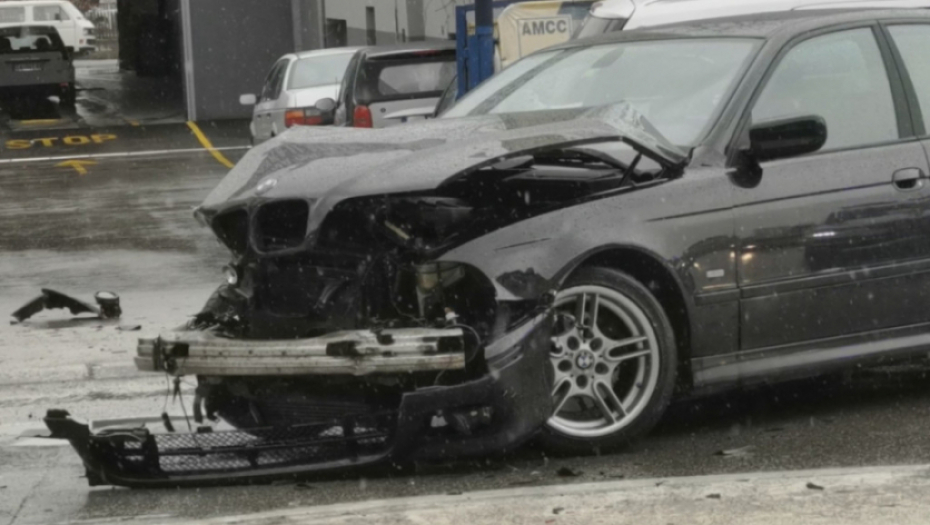 UDES KOD BATAJNICE Automobil udario u banderu, putnici bili u alkoholisanom stanju