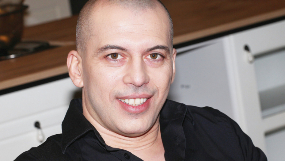 TROŠNA KUĆA BEZ PROZORA Topalko pokazao dom u kom je odrastao, potresni snimak izazvao lavinu komentara (VIDEO)