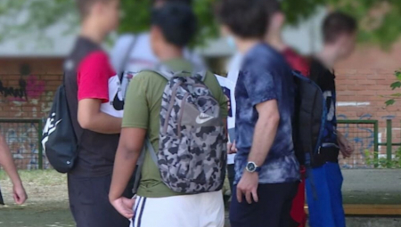 DEČAK IZBODEN BRITVOM ZA VREME VELIKOG ODMORA Jezivo nasilje u Surčinu, šokirana deca sve gledala!