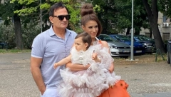 PRVI ROĐENDAN I KRŠTENJE Didi Janković pozirala sa porodicom, pevačica blistala u raskošnoj haljini, ali svu pažnju ukrala ćerkica (FOTO)