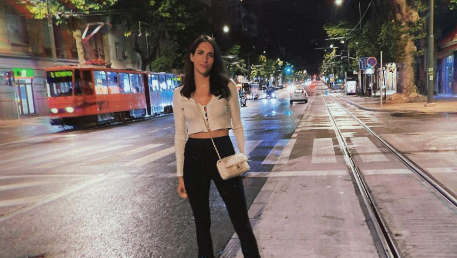 NEODGOVORNA I BAHATA Teodosićeva žena parkirala džip nasred ulice i ostavila naslednike bez nadzora: Deca u autu, Jelisaveta u šopingu!