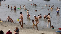 POLA GRADA DOŠLO U BEOGRADSKU OAZU Preko pontonskog mosta do plaže, gde je atmosfera kao na moru