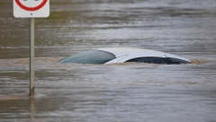 (VIDEO) KATASTROFALNA POPLAVA U AMERIČKOJ DRŽAVI KENTAKI Najmanje 15 osoba nastradalo, stotine ostalo bez domova
